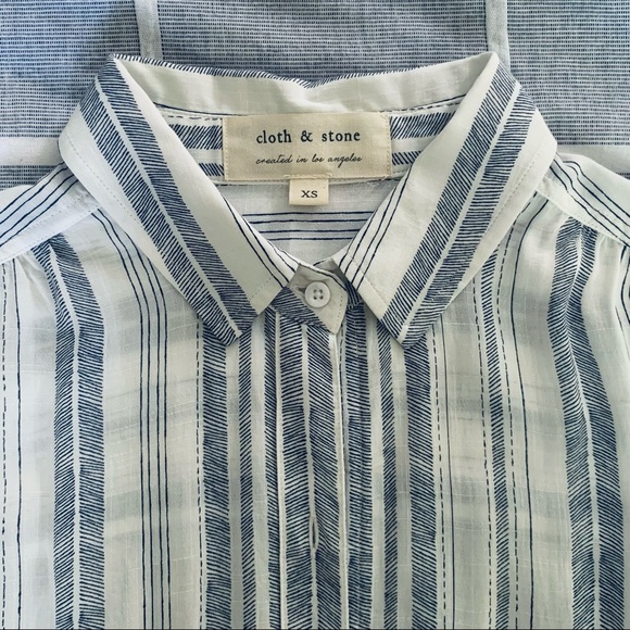 Like new, short sleeve Cloth & Stone blouse, XS - Picture 4 of 5